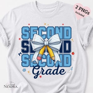 Può includere: Una t-shirt bianca con una grafica che riporta il testo SECOND GRADE in lettere blu. Un grande fiocco bianco con motivo a righe è posizionato sopra il testo, con due matite gialle inserite dietro. Sono presenti piccole stelle rosse e una mela.