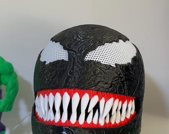 Máscara impresa en 3D inspirada en Venom – Casco de simbionte pintado a mano – Máscara de cosplay de Marvel – Pieza de exhibición – Regalo para fans de los cómics