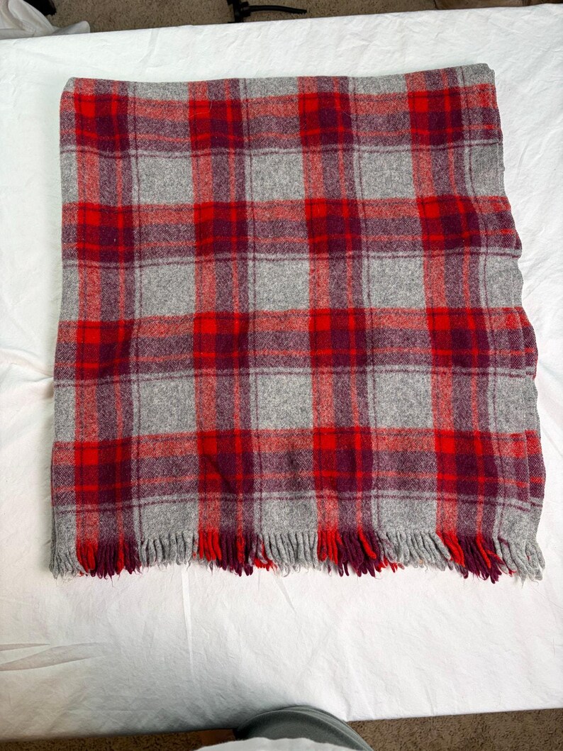 VTG gray red plaid tartan wool lap blanket. 41.5 x 46. Pendleton like. No tags image 4
