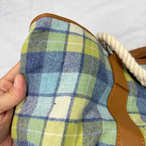 Pendleton blue green plaid wool tote bag, brown leather trim. zip close. FLAW image 10