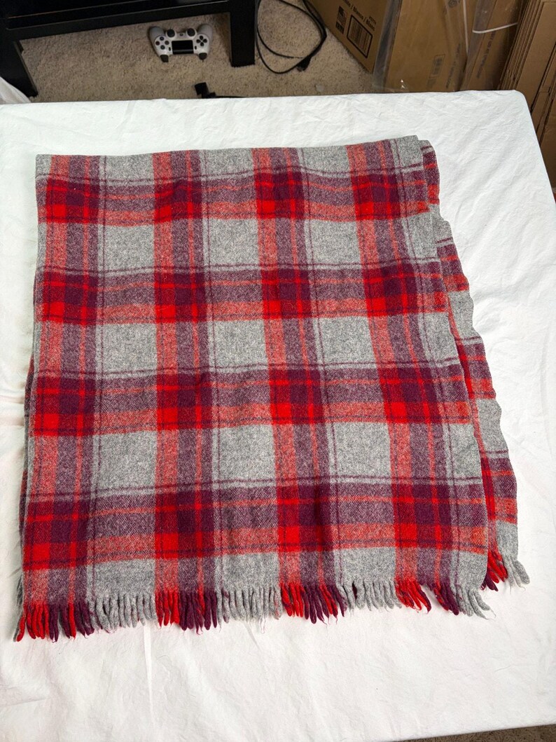VTG gray red plaid tartan wool lap blanket. 41.5 x 46. Pendleton like. No tags image 7