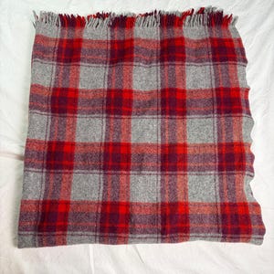 VTG gray red plaid tartan wool lap blanket. 41.5 x 46. Pendleton like. No tags image 6