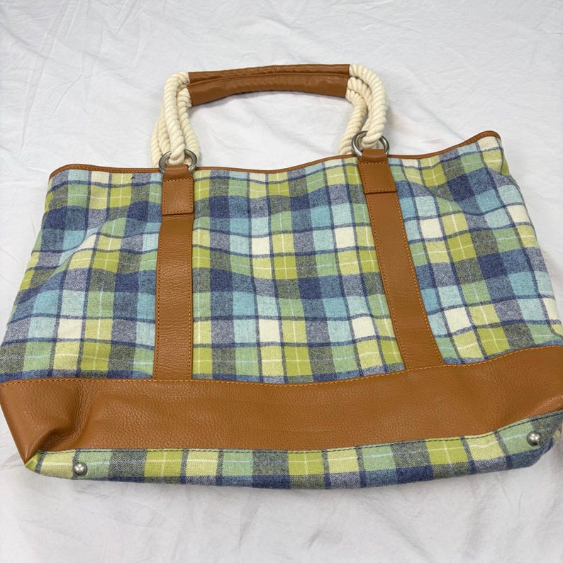 Pendleton blue green plaid wool tote bag, brown leather trim. zip close. FLAW image 4