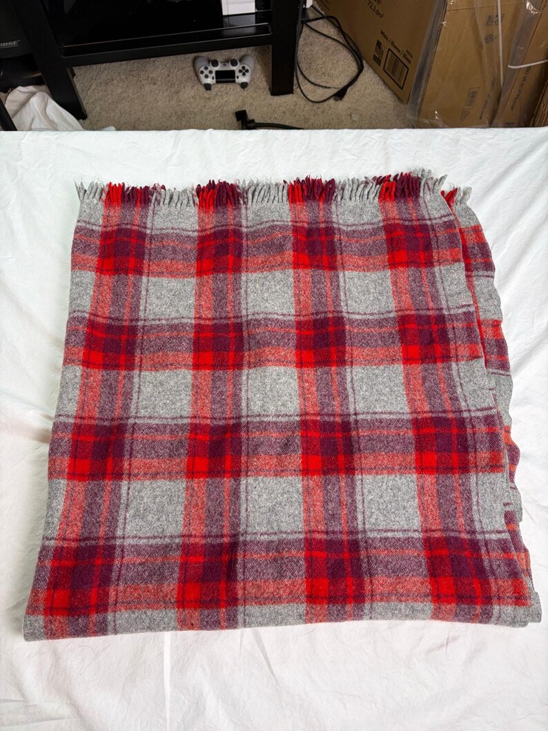 VTG gray red plaid tartan wool lap blanket. 41.5 x 46. Pendleton like. No tags image 8