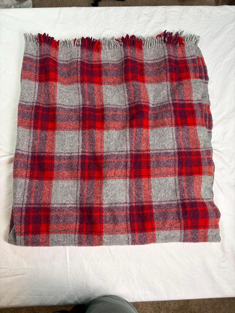 VTG gray red plaid tartan wool lap blanket. 41.5 x 46. Pendleton like. No tags image 3