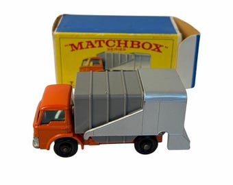 VTG Lesney Matchbox #7 Refuse Truck in original box. 1960s. RARE. dump motion