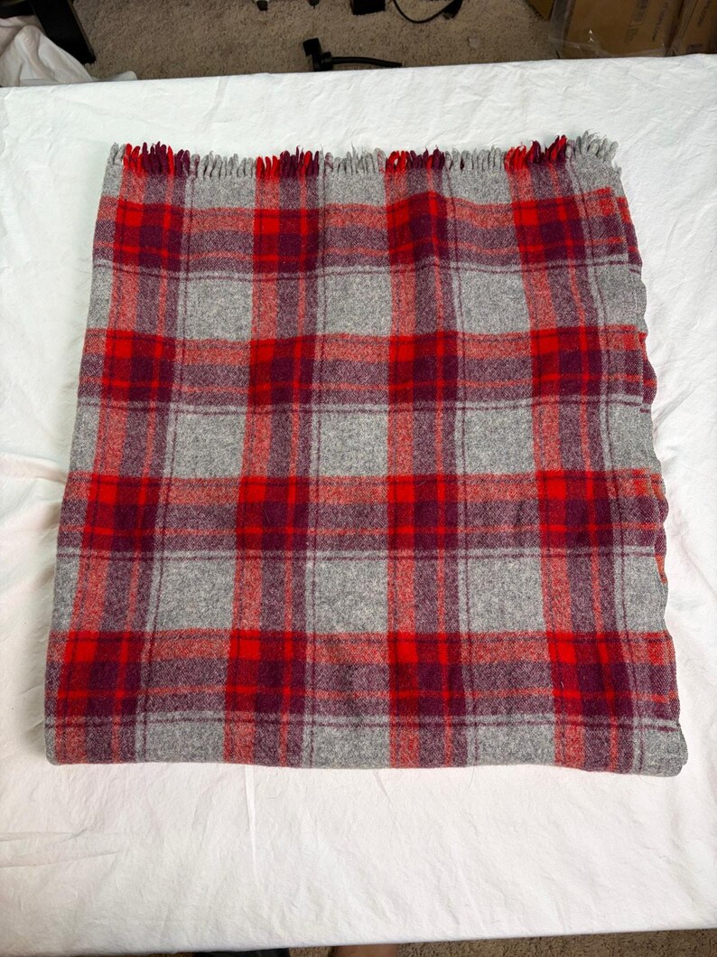VTG gray red plaid tartan wool lap blanket. 41.5 x 46. Pendleton like. No tags image 5