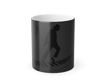 Taza con diseño de baile a la luz de la luna sobre las teclas del piano