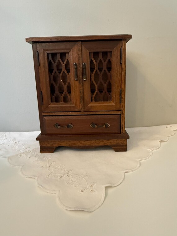 Vintage Royal Sealy Laurel Musical Jewelry Box
