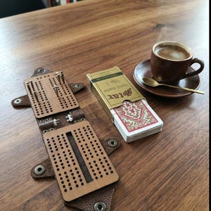 Op de afbeelding: Een set van drie keramische mokken met een gespikkelde, matte afwerking. De mokken zijn in crème, lichtgrijs en donkergrijs. Elke mok heeft een eenvoudig, modern ontwerp en een afgeronde handgreep. Perfect voor koffie of thee.