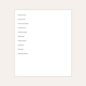 Peut inclure: Une liste blanche avec une liste de contrôle pour un road trip. La liste comprend des éléments tels que vérifier le carburant, le permis de conduire, les papiers d'assurance automobile, les collations, la glacière et les blocs réfrigérants, les cartes hors ligne, la liste de lecture, la trousse de premiers soins, la lampe de poche et la couverture de survie.