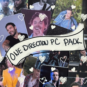 Puede incluir: Una colección de tarjetas fotográficas con imágenes de la banda One Direction. Las tarjetas están decoradas con garabatos de corazones blancos y las palabras "ONE DIRECTION PC PACK" están escritas en una pancarta. Las imágenes muestran a los miembros de la banda en varias poses.