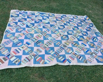 Trapunta a scacchiera in stile antico cottage in stile fattoria, colore blu e rosa.