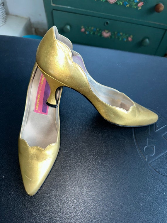 SUSAN BENNIS Warren EDWARDS Gold Leather Pumps 7.5