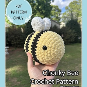 Puede incluir: Una abeja de crochet con cuerpo amarillo, rayas negras y alas blancas. La imagen incluye el texto "PDF Pattern Only!" y "Chonky Bee Crochet Pattern". La abeja está sostenida en una mano.