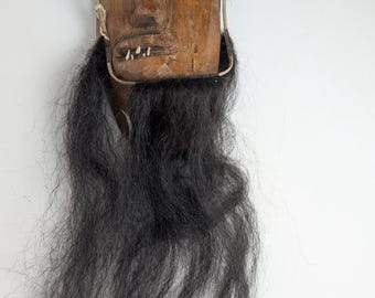 Máscara de madera Tarahumara Raramuri antigua, con cabello real, arte popular tribal mexicano.
