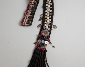 Tapiz textil vintage tribal de conchas de cauri para colgar en la pared, estilo bohemio etnográfico con borlas.