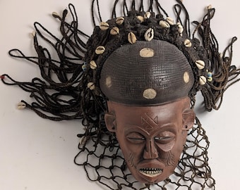 Vintage africano Chokwe Mwana Pwo estilo máscara cowrie Shell fibra arte de pared