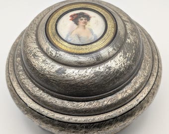 Caja de música vintage para polvos, tarro de baratijas, tapa con retrato, caja de música de cuerda. LEER