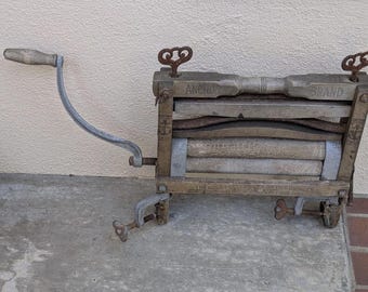 Escurridor de ropa antiguo de la marca Anchor, de madera, con manivela, herramienta de lavandería para decoración rústica.