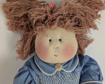 Muñeca de tela hecha a mano vintage de 1991, firmada por Jennifer Gretchen Wilson, 66 cm (26 pulgadas), estilo folclórico.