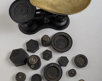 Balanza antigua de latón con pesas, hierro fundido, decoración rústica inglesa.