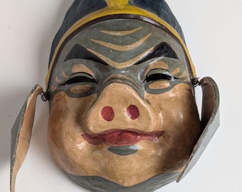 Máscara china antigua de cerdo Zhu Bajie, papel maché, orejas de resorte, arte popular, 1983.