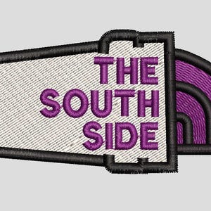 以下が含まれることがあります： 紫色の文字で「THE SOUTH SIDE」と刺繍された白い長方形のセクションと、黒い縁取りが特徴の刺繍ワッペン。右側には、3本の紫色の曲線が描かれた半円形のセクションがあり、太い黒い刺繍の縁取りで囲まれています。