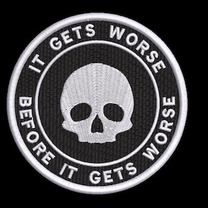 Op de afbeelding: Een ronde geborduurde patch met een witte schedel in het midden op een zwarte achtergrond. De witte rand bevat de tekst IT GETS WORSE BEFORE IT GETS WORSE in een vetgedrukt schreefloos lettertype, dat het schedelontwerp met wit stiksel omcirkelt.
