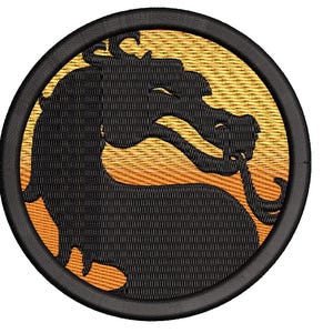 Peut inclure: Un écusson brodé circulaire présentant une silhouette noire de tête et de cou de dragon centrée sur un fond dégradé passant d'un jaune vif en haut à un orange profond en bas, le tout entouré d'une bordure noire.