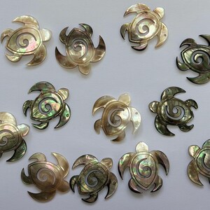 Colgante con dije de tortuga de nácar negro tahitiano tallado a mano - Y197