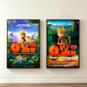 Może przedstawiać: Dwa oprawione plakaty filmowe. Każdy plakat przedstawia postać małpy z kreskówek z pomarańczowymi włosami i ubraniami. Plakaty mają tekst "OKO" dużymi pomarańczowymi literami i "VOICE OF THE FOREST". Jeden plakat ma tekst "ONE VOICE CAN CHANGE THE WORLD".