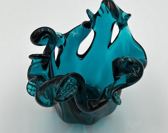 Bol de cristal artístico italiano estilo Murano: Centro de mesa de estilo moderno de mediados de siglo con forma libre en azul pavo real y verde azulado.