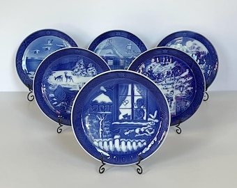 Platos navideños Royal Copenhagen 1993–2006. Juego de 14 platos navideños daneses azules y blancos.