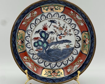 Ciotola vintage in porcellana stile Imari di Hong Kong con montatura in ottone, decorazione Chinoiserie di metà secolo, piatto floreale dipinto a mano, 7,5 pollici.