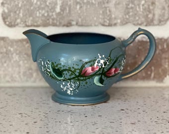 Juego de lechera y azucarero vintage pintado a mano, exportación japonesa de mediados de siglo, metal estampado floral azul, decoración de cocina estilo cottagecore.