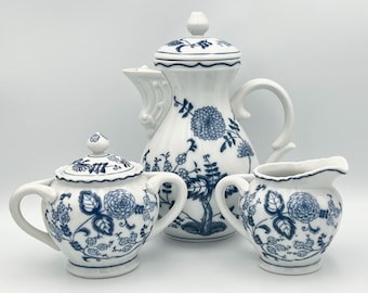 Servizio da caffè vintage in porcellana blu cipolla di Jingdezhen – Caffettiera, lattiera e zuccheriera in stile Chinoiserie.