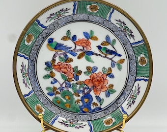Plato de porcelana estilo chinoiserie de Hong Kong, de estilo vintage, con marco de latón y decoración de pájaros y flores pintada a mano, años 50-60.