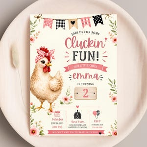 Puede incluir: Tarjeta de invitación beige claro con una ilustración de acuarela de una gallina con un lazo rosa. El texto dice "Cluckin' FUN!" y "Emma cumple 2 años." Incluye detalles del evento y detalles florales.