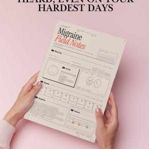 Op de afbeelding: Een beige migraine-trackingjournaal getiteld "Migraine Field Notes" met secties voor het registreren van symptomen en behandelingen. Het journaal wordt door handen tegen een roze achtergrond gehouden, met tekst boven en onder.