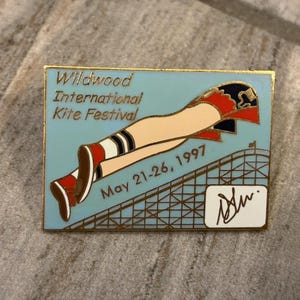 Vintage 1997 Wildwood International Kite Festival Enameled Lapel Pin bild 1