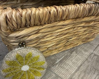Vintage 1960s Hand-Beaded Daisy Coin Purse – Made in Korea – Kiss Lock Clasp
