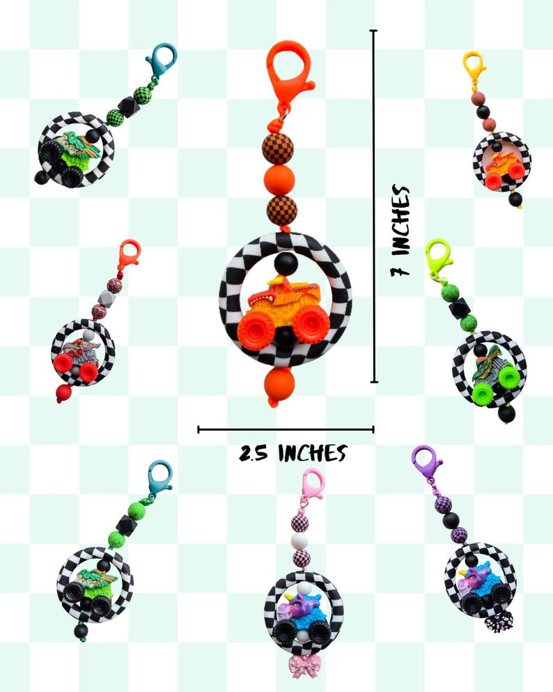 K&ouml;nnte beinhalten: Eine Sammlung farbenfroher Schl&uuml;sselanh&auml;nger, jeweils mit einem Monster-Truck-Design. Die Schl&uuml;sselanh&auml;nger sind 6,35 cm breit und 17,78 cm lang. Die Trucks sind in verschiedenen Farben gehalten, und die Schl&uuml;sselanh&auml;nger haben eine Vielzahl von Perlenfarben.