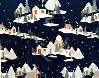 Può includere: Un tessuto blu navy scuro con un motivo ripetuto di piccole case color crema con porte arancioni, montagne innevate, alberi sempreverdi e minuscole stelle dorate. Ogni casa ha un camino con un filo di fumo che sale nel cielo notturno.