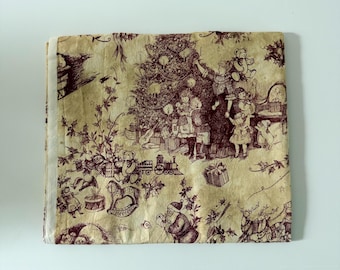 Può includere: Un pezzo di tessuto quadrato con una stampa bordeaux in stile vintage su sfondo beige. Il design raffigura una scena natalizia con un albero decorato, bambini, giocattoli, Babbo Natale, renne e rametti di agrifoglio in uno stile illustrato.