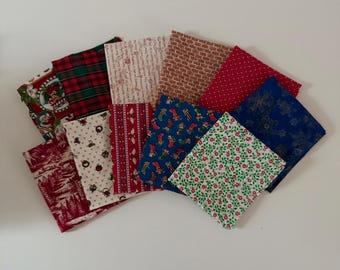 Può includere: Una collezione di dodici quadrati di tessuto con vari motivi a tema natalizio, tra cui tartan rosso e verde, disegni di Babbo Natale, calze festive, foglie di agrifoglio, bacche e fiocchi di neve dorati su sfondi blu, rossi e bianchi.