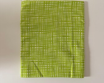 Può includere: Un pezzo di tessuto rettangolare caratterizzato da uno sfondo verde lime vibrante con un motivo a griglia bianco composto da linee sottili e irregolari che si intersecano, creando un aspetto intrecciato e testurizzato.