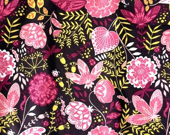 Può includere: Un tessuto nero caratterizzato da un fitto motivo floreale con fiori, foglie e steli nei toni del rosa, magenta e giallo. Il design include piccole coccinelle e bruchi sparsi tra gli elementi botanici in una stampa ripetuta.