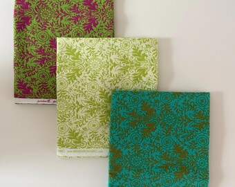 Può includere: Tre campioni di tessuto piegati con intricati motivi floreali e di foglie. Un campione è verde lime con stampa magenta, uno è crema con stampa verde lime e uno è verde acqua con stampa verde oliva. Ogni pezzo presenta una cimosa bianca.