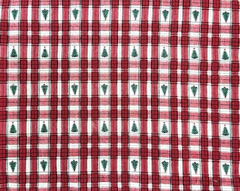 Può includere: Un tessuto intrecciato con un motivo a quadri rosso, bianco e nero. Il design presenta strisce verticali e orizzontali ripetute che creano una griglia, con piccole icone di alberi di Natale verdi centrate nelle sezioni rettangolari bianche.